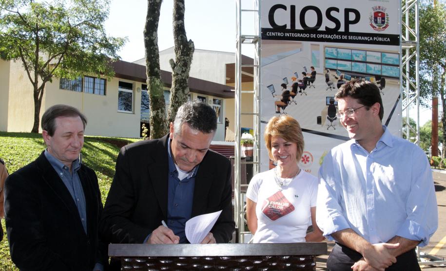 A secretária da Família e Desenvolvimento Social, Fernanda Richa, o secretário da Segurança Pública, Cid Vasquez, e o subchefe da Casa Civil, Guto Silva, estiveram em Pato Branco, Sudoeste do Estado, para intensificar as ações do programa Paraná Seguro no município e região. Os prefeitos de Pato Branco, Augustinho Zucchi, e de Coronel Vivida, Frank Schiavini, receberam quatro caminhonetes Volkswagen Amarok,  veículos preparados para o policiamento em áreas rurais e de difícil acesso.