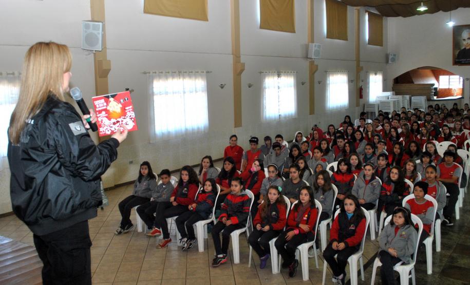 Policiais da Denarc ministram palestra sobre prevenção às drogas em escolas
