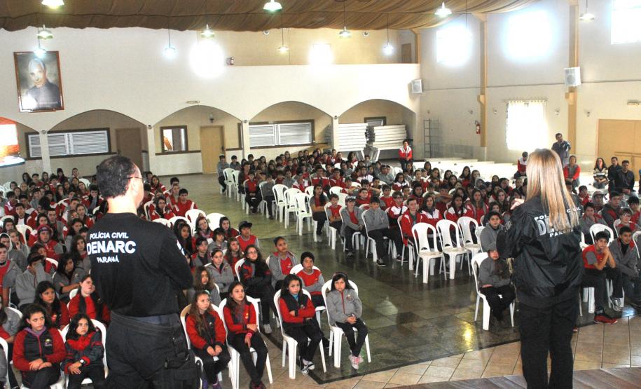 Policiais da Denarc ministram palestra sobre prevenção às drogas em escolas
