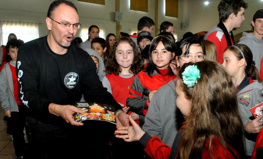 Policiais da Denarc ministram palestra sobre prevenção às drogas em escolas