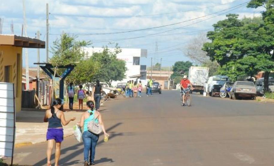 Ação incentiva policiamento comunitário em Apucarana Cooperação e responsabilidade. Esses são os principais ingredientes de um programa piloto de segurança que será implantado em Apucarana a partir do mês que vem. Baseado em experiências bem sucedidas de policiamento comunitário, o projeto Bom Vizinho quer colocar a comunidade como participante ativo na prevenção à criminalidade.