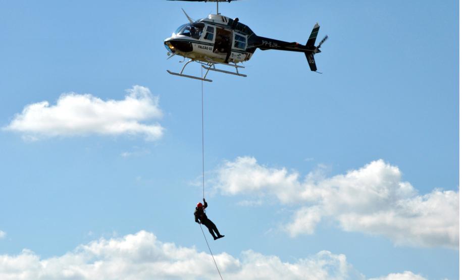 Graer simula resgate com uso de rapel