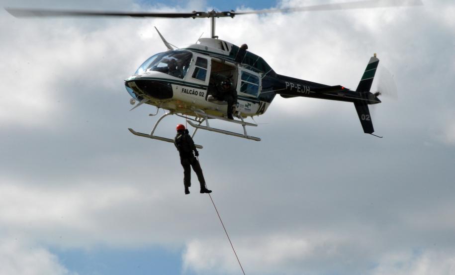 Graer simula resgate com uso de rapel