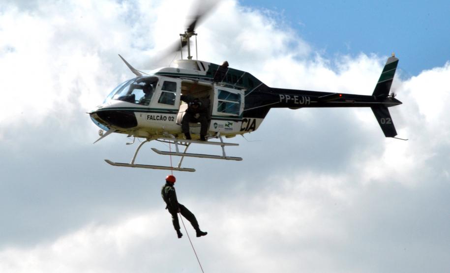 Graer simula resgate com uso de rapel