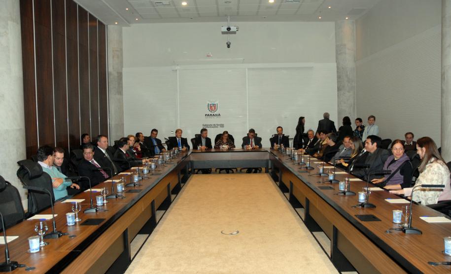 Representantes do Estado entregam “Carta do Paraná” à comissão do governo federal