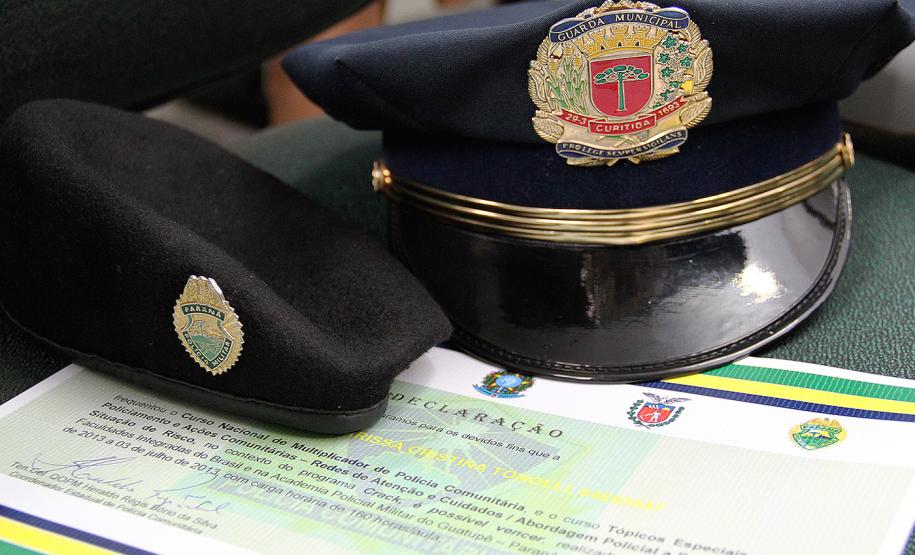 Policiais militares e guardas municipais recebem certificado do curso “Crack é possível vencer”