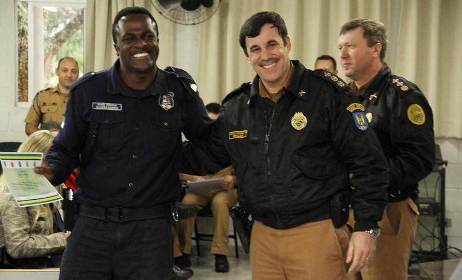 Policiais militares e guardas municipais recebem certificado do curso “Crack é possível vencer”