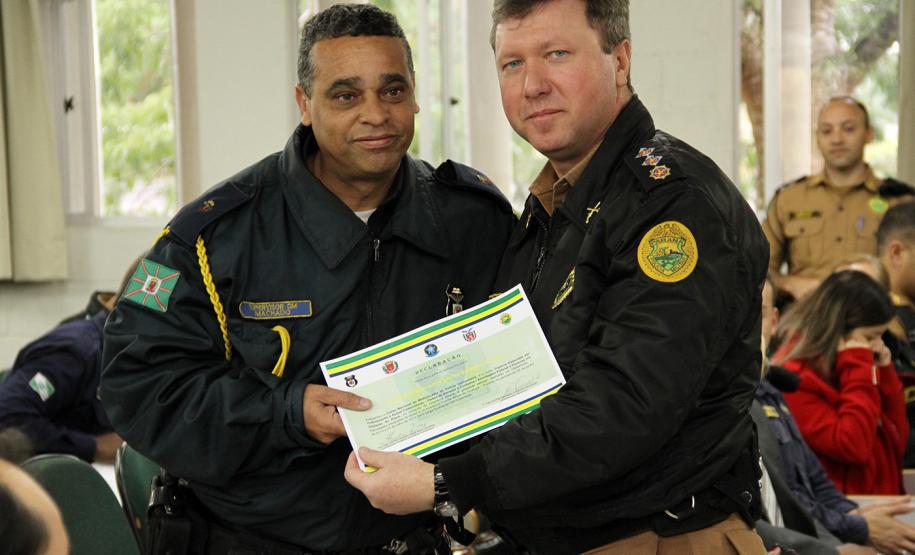 Policiais militares e guardas municipais recebem certificado do curso “Crack é possível vencer”