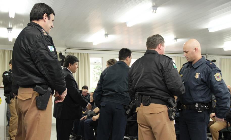 Policiais militares e guardas municipais recebem certificado do curso “Crack é possível vencer”