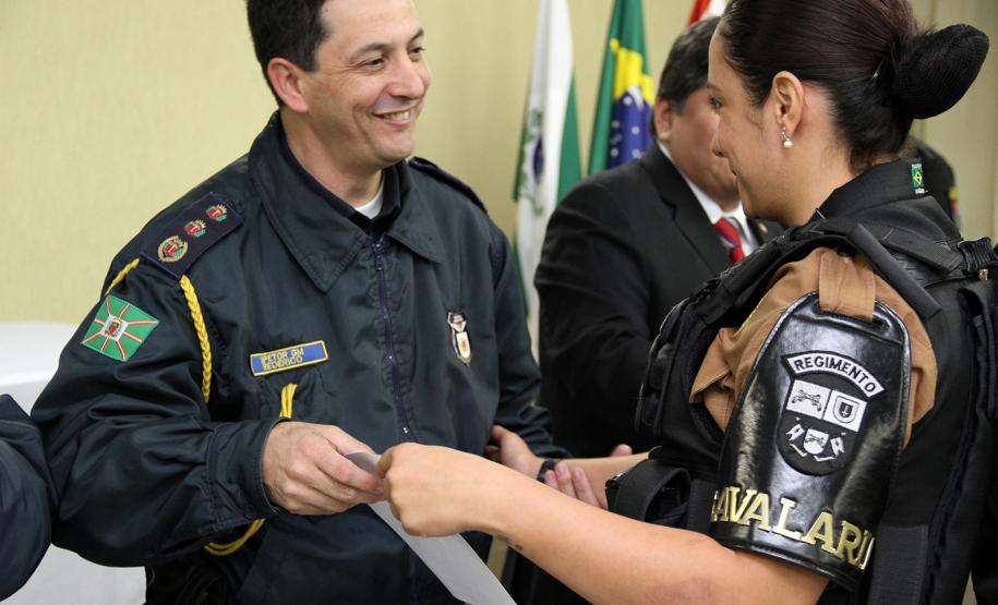 Policiais militares e guardas municipais recebem certificado do curso “Crack é possível vencer”