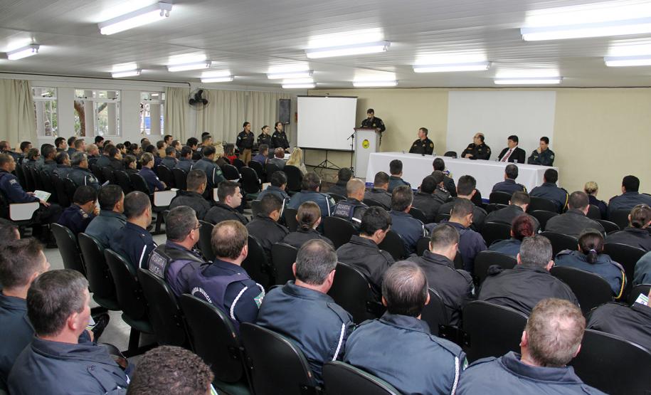 Policiais militares e guardas municipais recebem certificado do curso “Crack é possível vencer”