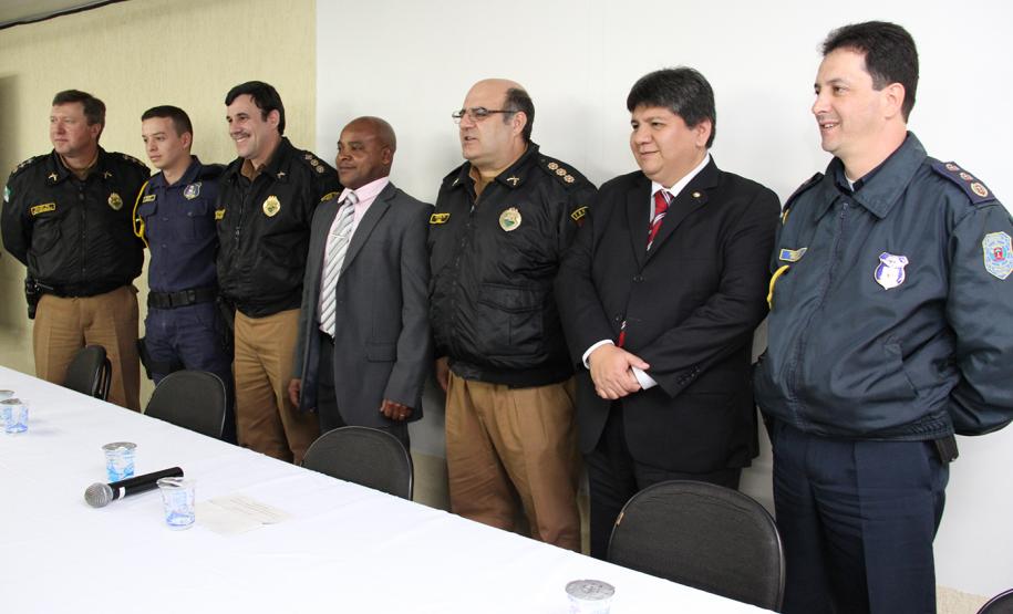 Policiais militares e guardas municipais recebem certificado do curso “Crack é possível vencer”