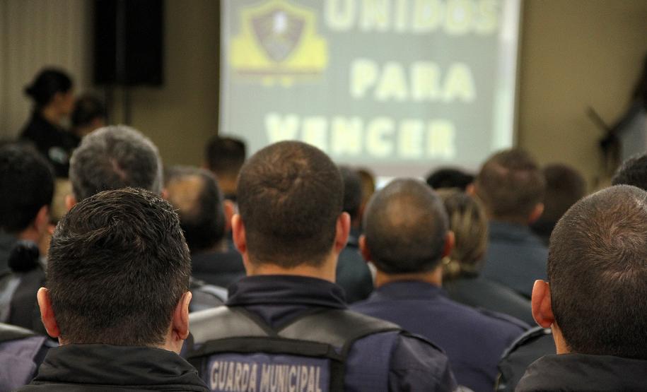 Policiais militares e guardas municipais recebem certificado do curso “Crack é possível vencer”