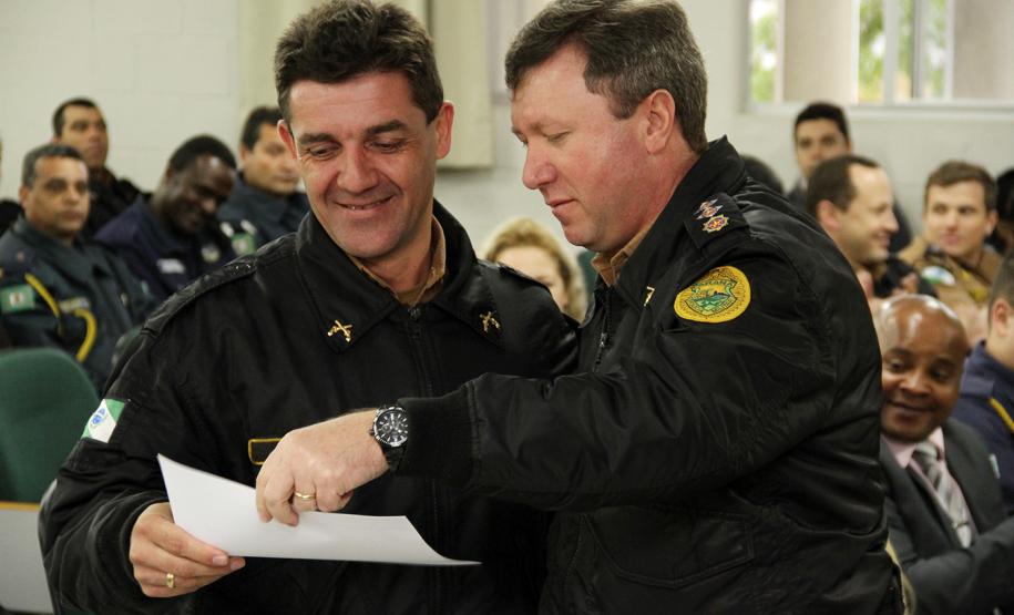 Policiais militares e guardas municipais recebem certificado do curso “Crack é possível vencer”