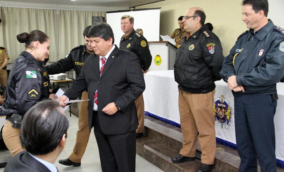 Policiais militares e guardas municipais recebem certificado do curso “Crack é possível vencer”