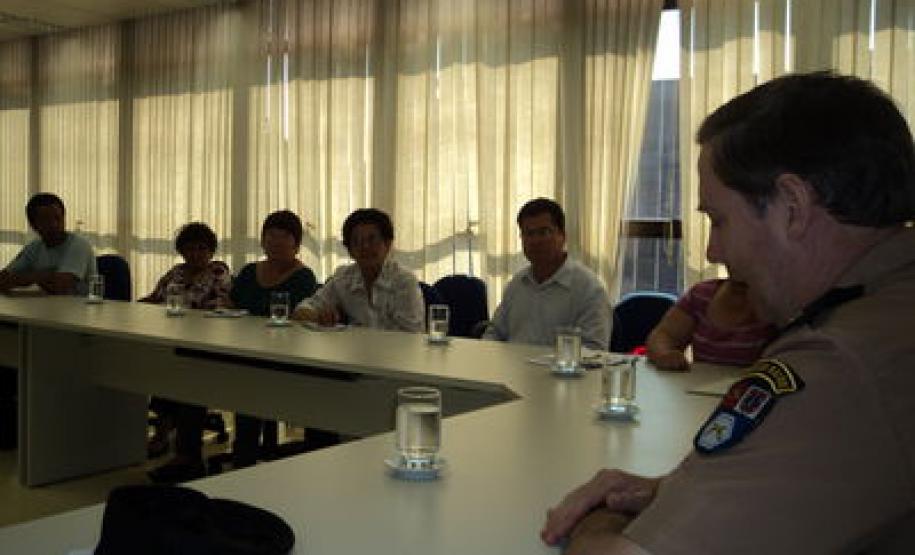 O CONSEG do bairro Sítio Cercado, esteve em reunião na última terça-feira, 08/11, com a Coordenação de Ações Comunitárias, a Coordenação Estadual dos CONSEGs e com a CAPE para apresentar as dificuldades do bairro e colaborar com algumas sugestões para melhorar a qualidade de vida das pessoas que vivem e trabalham no bairro.