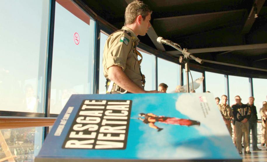 Bombeiro lança livro "Resgate Vertical" com técnicas de salvamento