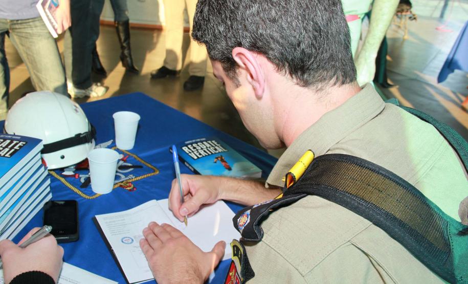 Bombeiro lança livro "Resgate Vertical" com técnicas de salvamento