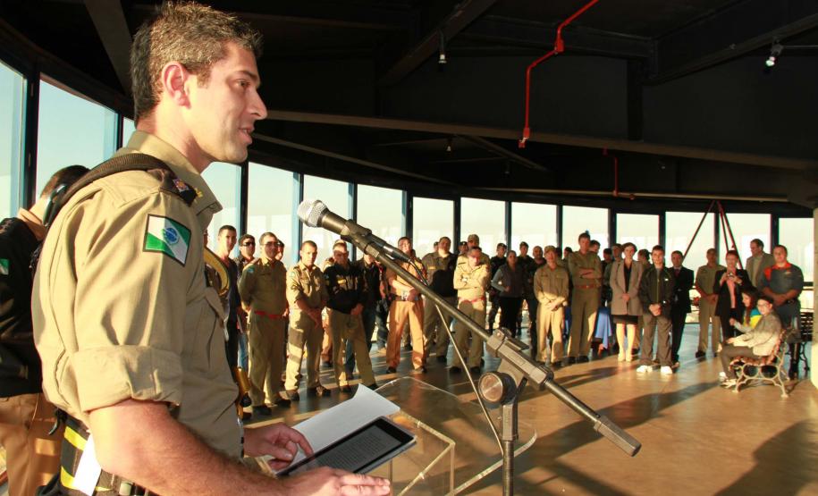 Bombeiro lança livro "Resgate Vertical" com técnicas de salvamento Bombeiro lança livro "Resgate Vertical" com técnicas de salvamento