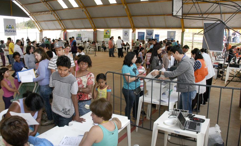 Cascavel recebe a Feira de Serviços UPS Mutirão da Cidadania, coordenada pelas Secretarias da Justiça, Cidadania e Direitos Humanos (SEJU) e de Relações com a Comunidade, em parceria com a Prefeitura de Cascavel, demais instituições estaduais e da sociedade civil.Cascavel, 31/08/2013.Foto: Levy Ferreira/SERC