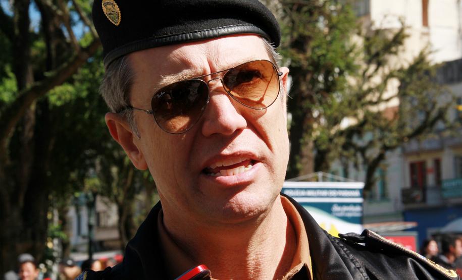 A Polícia Militar do Paraná realiza simulação de dois tipos de acidentes, um com vítima e outro sem, para mostrar em qual caso utilizar o Boletim de Acidentes de Trânsito Eletrônico Unificado (Bateu). nA IMAGEM, o comandante geral da PM, coronel Roberson Luiz Bondaruk. Foto: Cabo Daniel Meneghetti.