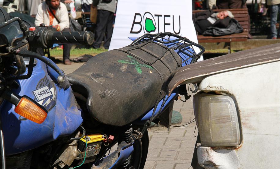 Registro de acidentes de trânsito pela internet economiza tempo e dinheiro A Polícia Militar do Paraná realiza simulação de dois tipos de acidentes, um com vítima e outro sem, para mostrar em qual caso utilizar o Boletim de Acidentes de Trânsito Eletrônico Unificado (Bateu). Foto: Cabo Daniel Meneghetti.