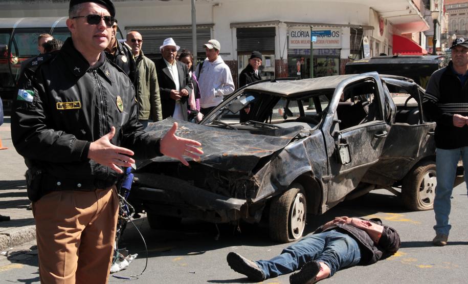 Registro de acidentes de trânsito pela internet economiza tempo e dinheiro A Polícia Militar do Paraná realiza simulação de dois tipos de acidentes, um com vítima e outro sem, para mostrar em qual caso utilizar o Boletim de Acidentes de Trânsito Eletrônico Unificado (Bateu). Foto: Cabo Daniel Meneghetti.