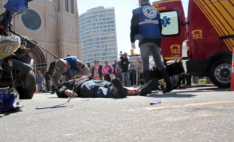 Registro de acidentes de trânsito pela internet economiza tempo e dinheiro A Polícia Militar do Paraná realiza simulação de dois tipos de acidentes, um com vítima e outro sem, para mostrar em qual caso utilizar o Boletim de Acidentes de Trânsito Eletrônico Unificado (Bateu). Foto: Cabo Daniel Meneghetti.