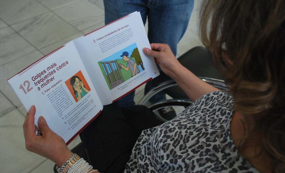 Com apoio do Governo do Paraná, Polícia Militar relança cartilha de segurança para a mulher