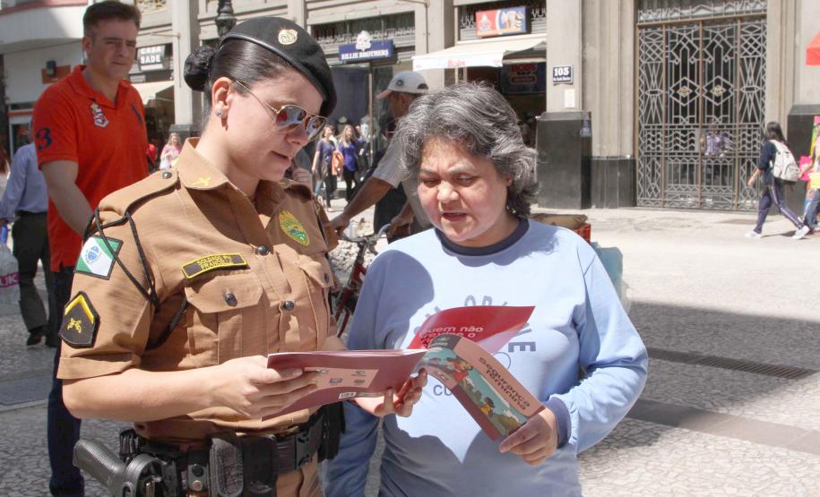 Com apoio do Governo do Paraná, Polícia Militar relança cartilha de segurança para a mulher