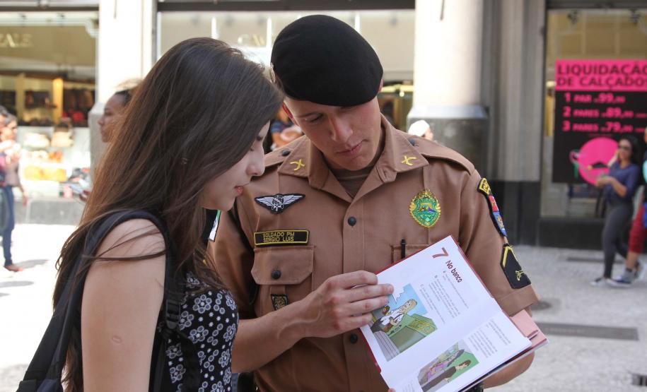 Com apoio do Governo do Paraná, Polícia Militar relança cartilha de segurança para a mulher