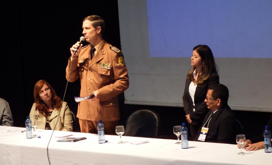Coronel Roberson Bondaruk realizando o lançamento da Cartilha dos CONSEGs.