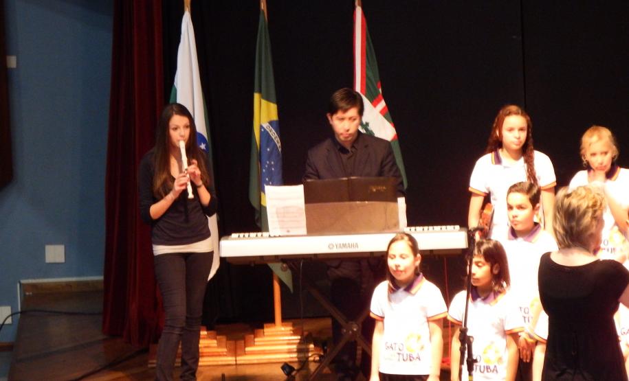 Apresentação Cultural com o Coral Infatil Gato na Tuba