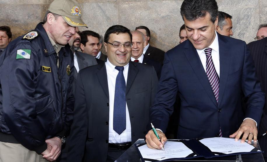 Governador Beto Richa entrega 38 UTIs Móveis para o Serviço Integrado de Atendimento ao Trauma em Emergência (Siate). Participaram da solenidade, os secretários da Segurança Pública, Cid Vasques, da Saúde, Michele Caputo Neto e de Governo, Cezar Silvestri, o comandante do Corpo de Bombeiros do Paraná, coronel Simiano e deputados estaduais.Curitiba, 07/10/2013.Foto: Arnaldo Alves/ANPr