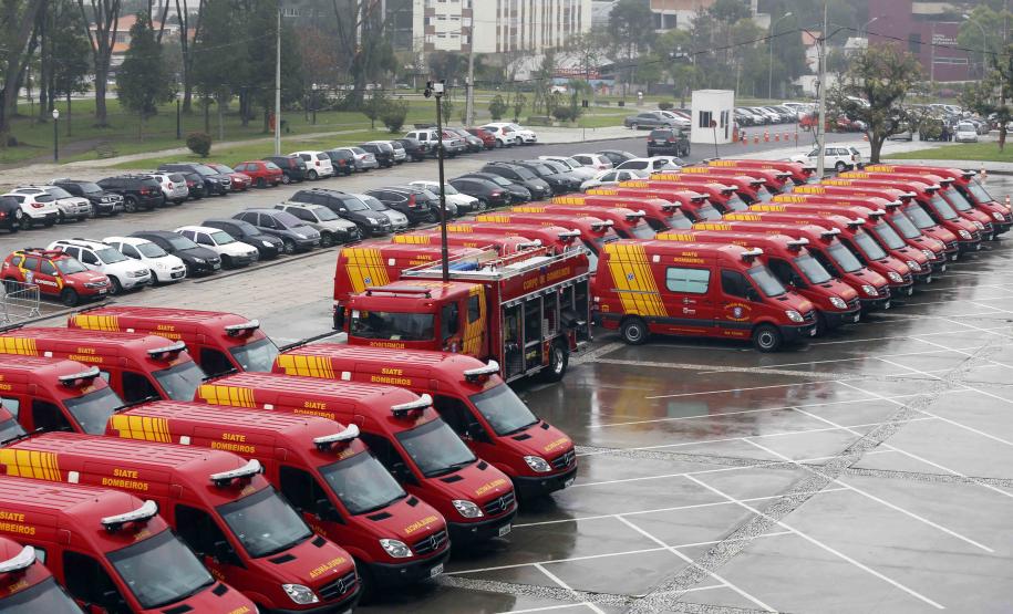 Governador Beto Richa entrega 38 UTIs Móveis para o Serviço Integrado de Atendimento ao Trauma em Emergência (Siate). Participam da solenidade, os secretários da Segurança Pública, Cid Vasques, da Saúde, Michele Caputo Neto e de Governo, Cezar Silvestri, o comandante do Corpo de Bombeiros do Paraná, coronel Simiano e deputados estaduais.Curitiba, 07/10/2013.Foto: Arnaldo Alves/ANPr