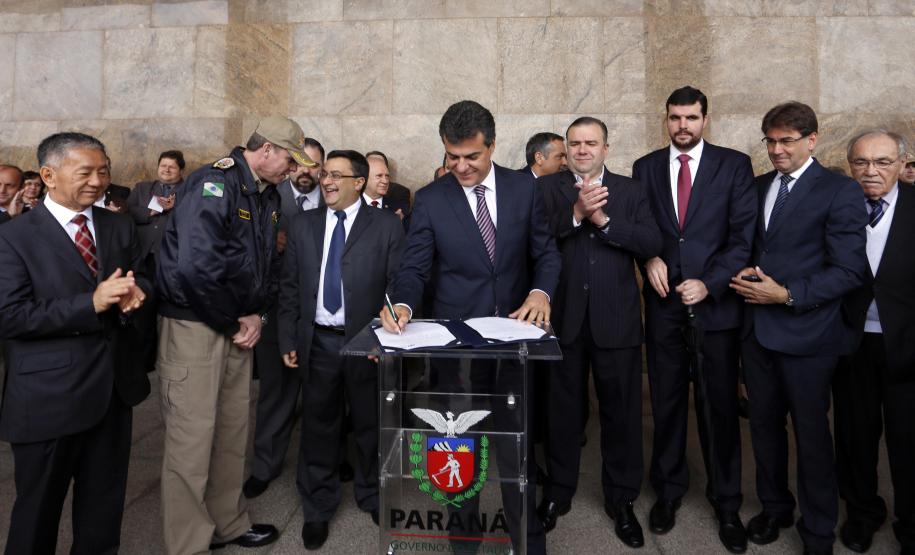 Governador Beto Richa entrega 38 UTIs Móveis para o Serviço Integrado de Atendimento ao Trauma em Emergência (Siate). Participaram da solenidade, os secretários da Segurança Pública, Cid Vasques, da Saúde, Michele Caputo Neto e de Governo, Cezar Silvestri, o comandante do Corpo de Bombeiros do Paraná, coronel Simiano e deputados estaduais.Curitiba, 07/10/2013.Foto: Arnaldo Alves/ANPr