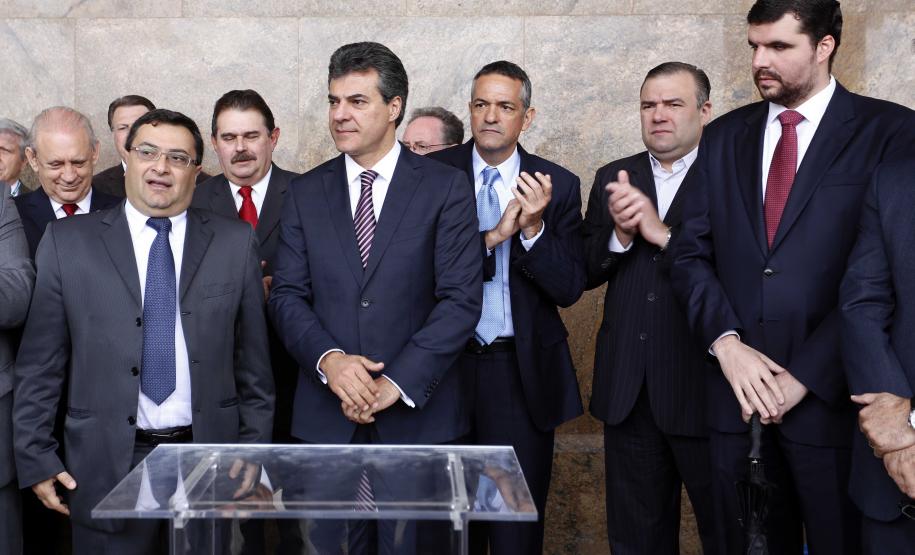 Governador Beto Richa entrega 38 UTIs Móveis para o Serviço Integrado de Atendimento ao Trauma em Emergência (Siate). Participaram da solenidade, os secretários da Segurança Pública, Cid Vasques, da Saúde, Michele Caputo Neto e de Governo, Cezar Silvestri, o comandante do Corpo de Bombeiros do Paraná, coronel Simiano e deputados estaduais.Curitiba, 07/10/2013.Foto: Arnaldo Alves/ANPr