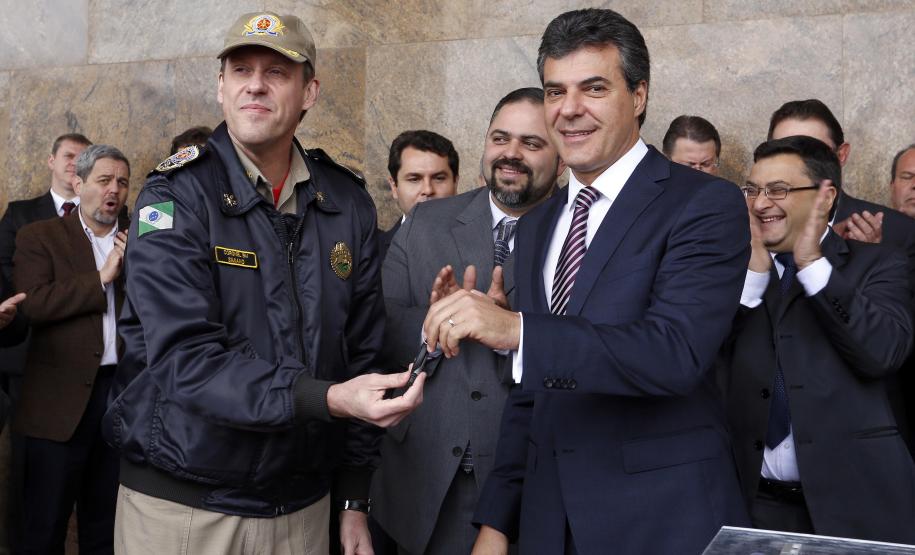 Governador Beto Richa entrega 38 UTIs Móveis para o Serviço Integrado de Atendimento ao Trauma em Emergência (Siate). Participaram da solenidade, os secretários da Segurança Pública, Cid Vasques, da Saúde, Michele Caputo Neto e de Governo, Cezar Silvestri, o comandante do Corpo de Bombeiros do Paraná, coronel Simiano e deputados estaduais.Curitiba, 07/10/2013.Foto: Arnaldo Alves/ANPr