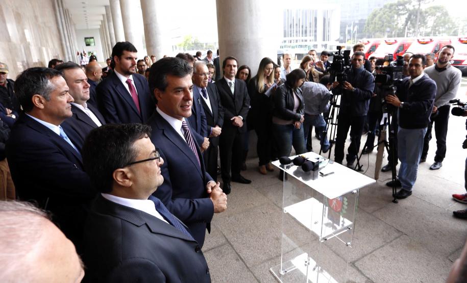 Governador Beto Richa entrega 38 UTIs Móveis para o Serviço Integrado de Atendimento ao Trauma em Emergência (Siate). Participam da solenidade, os secretários da Segurança Pública, Cid Vasques, da Saúde, Michele Caputo Neto e de Governo, Cezar Silvestri, o comandante do Corpo de Bombeiros do Paraná, coronel Simiano e deputados estaduais.Curitiba, 07/10/2013.Foto: Arnaldo Alves/ANPr