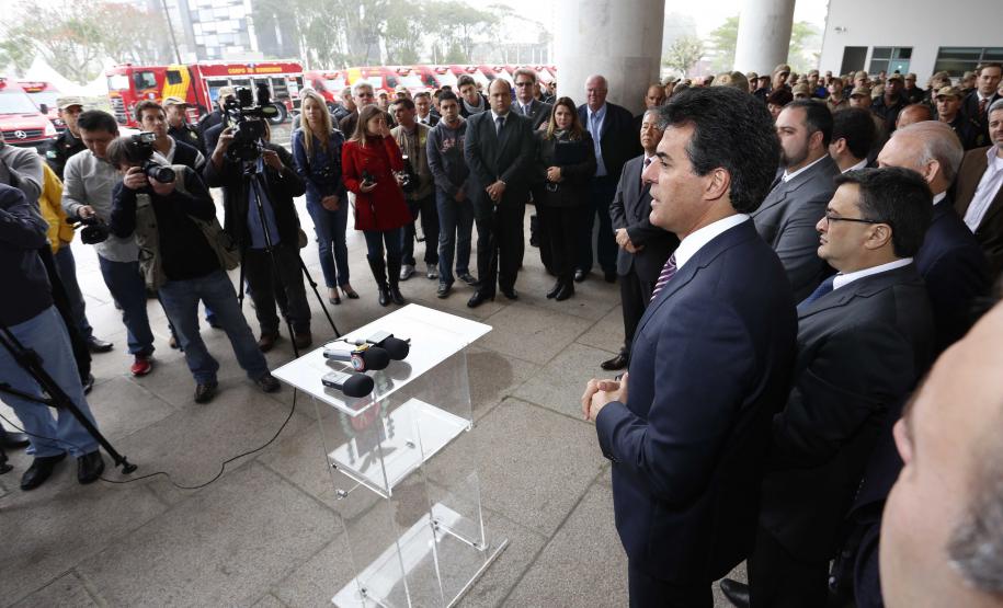 Governador Beto Richa entrega 38 UTIs Móveis para o Serviço Integrado de Atendimento ao Trauma em Emergência (Siate). Participam da solenidade, os secretários da Segurança Pública, Cid Vasques, da Saúde, Michele Caputo Neto e de Governo, Cezar Silvestri, o comandante do Corpo de Bombeiros do Paraná, coronel Simiano e deputados estaduais.Curitiba, 07/10/2013.Foto: Arnaldo Alves/ANPr