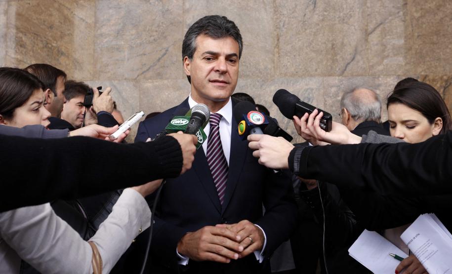 Governador Beto Richa entrega 38 UTIs Móveis para o Serviço Integrado de Atendimento ao Trauma em Emergência (Siate). Participam da solenidade, os secretários da Segurança Pública, Cid Vasques, da Saúde, Michele Caputo Neto e de Governo, Cezar Silvestri, o comandante do Corpo de Bombeiros do Paraná, coronel Simiano e deputados estaduais.Curitiba, 07/10/2013.Foto: Arnaldo Alves/ANPr