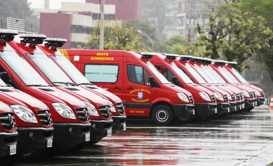 Governador Beto Richa entrega 38 UTIs Móveis para o Serviço Integrado de Atendimento ao Trauma em Emergência (Siate). Participam da solenidade, os secretários da Segurança Pública, Cid Vasques, da Saúde, Michele Caputo Neto e de Governo, Cezar Silvestri, o comandante do Corpo de Bombeiros do Paraná, coronel Simiano e deputados estaduais.Curitiba, 07/10/2013.Foto: Arnaldo Alves/ANPr