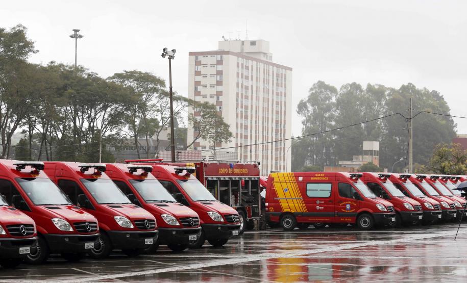 Governador Beto Richa entrega 38 UTIs Móveis para o Serviço Integrado de Atendimento ao Trauma em Emergência (Siate). Participam da solenidade, os secretários da Segurança Pública, Cid Vasques, da Saúde, Michele Caputo Neto e de Governo, Cezar Silvestri, o comandante do Corpo de Bombeiros do Paraná, coronel Simiano e deputados estaduais.Curitiba, 07/10/2013.Foto: Arnaldo Alves/ANPr