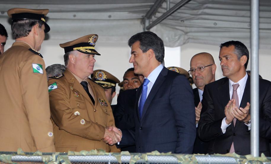 O governador Beto Richa dá posse ao novo comandante-geral da Polícia Miliar, coronel César Vinicius Kogut. Participaram, o vice-governador, Flávio Arns, a secretária da Família e Desenvolvimento Social, Fernanda Richa e o secretário da Segurança Pública, Cid Vasques. Curitiba, 15/10/2013. Foto: Orlando Kissner/ANPr