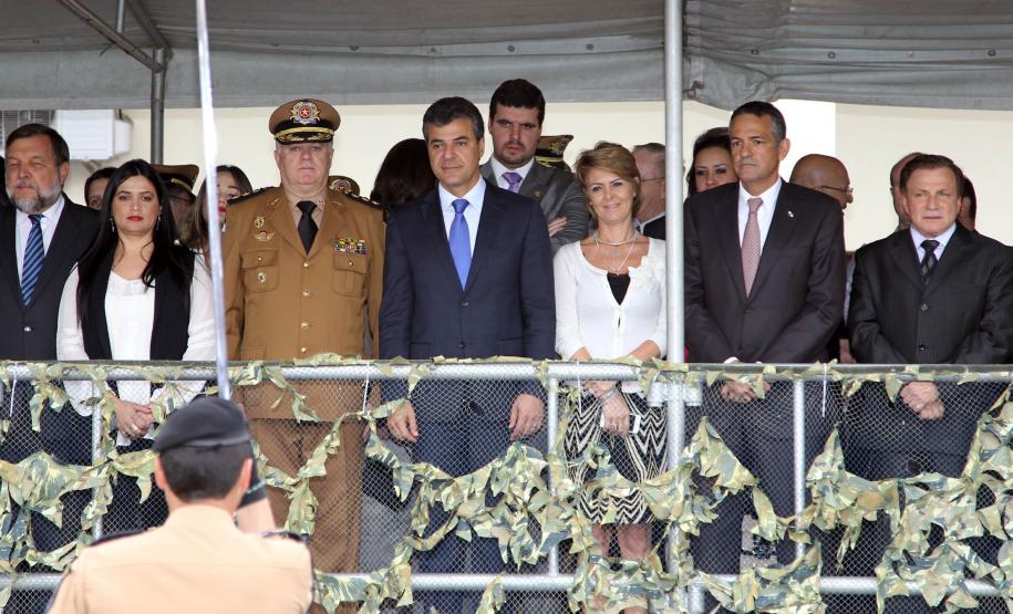 O governador Beto Richa dá posse ao novo comandante-geral da Polícia Miliar, coronel César Vinicius Kogut. Participaram, o vice-governador, Flávio Arns, a secretária da Família e Desenvolvimento Social, Fernanda Richa e o secretário da Segurança Pública, Cid Vasques. Curitiba, 15/10/2013. Foto: Orlando Kissner/ANPr