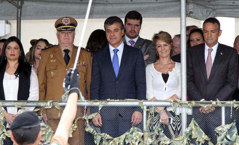 O governador Beto Richa dá posse ao novo comandante-geral da Polícia Miliar, coronel César Vinicius Kogut. Participaram, o vice-governador, Flávio Arns, a secretária da Família e Desenvolvimento Social, Fernanda Richa e o secretário da Segurança Pública, Cid Vasques. Curitiba, 15/10/2013. Foto: Orlando Kissner/ANPr