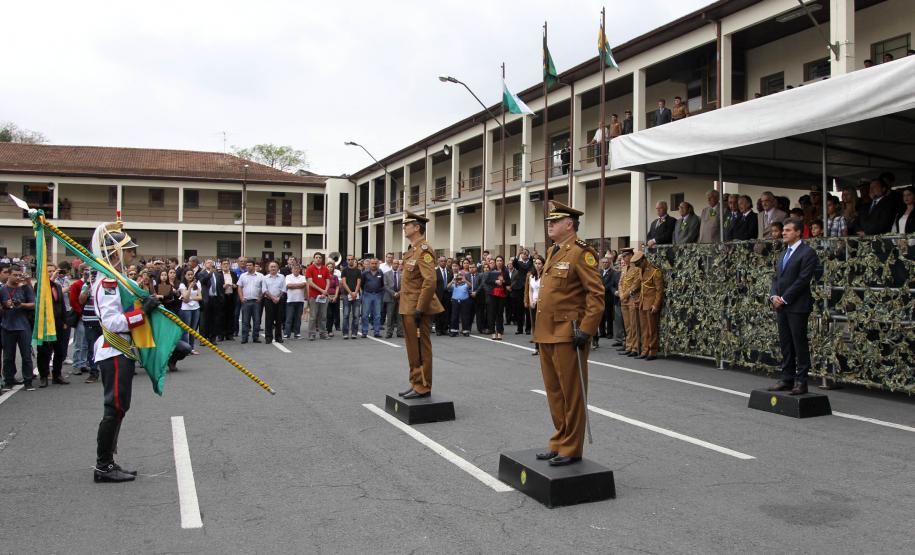 O governador Beto Richa dá posse ao novo comandante-geral da Polícia Miliar, coronel César Vinicius Kogut. Participaram, o vice-governador, Flávio Arns, a secretária da Família e Desenvolvimento Social, Fernanda Richa e o secretário da Segurança Pública, Cid Vasques. Curitiba, 15/10/2013. Foto: Orlando Kissner/ANPr