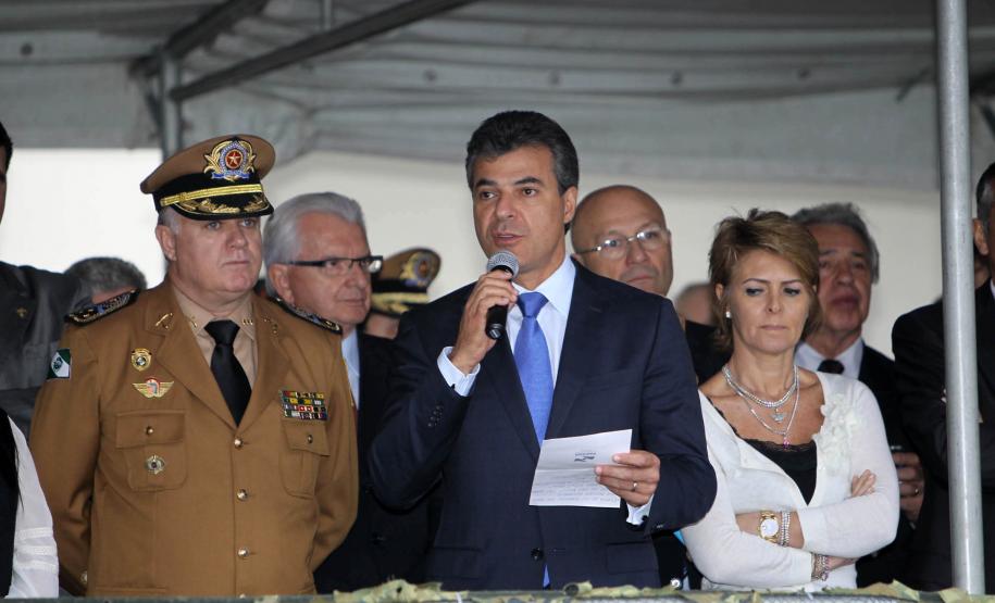 O governador Beto Richa dá posse ao novo comandante-geral da Polícia Miliar, coronel César Vinicius Kogut. Participaram, o vice-governador, Flávio Arns, a secretária da Família e Desenvolvimento Social, Fernanda Richa e o secretário da Segurança Pública, Cid Vasques. Curitiba, 15/10/2013. Foto: Orlando Kissner/ANPr