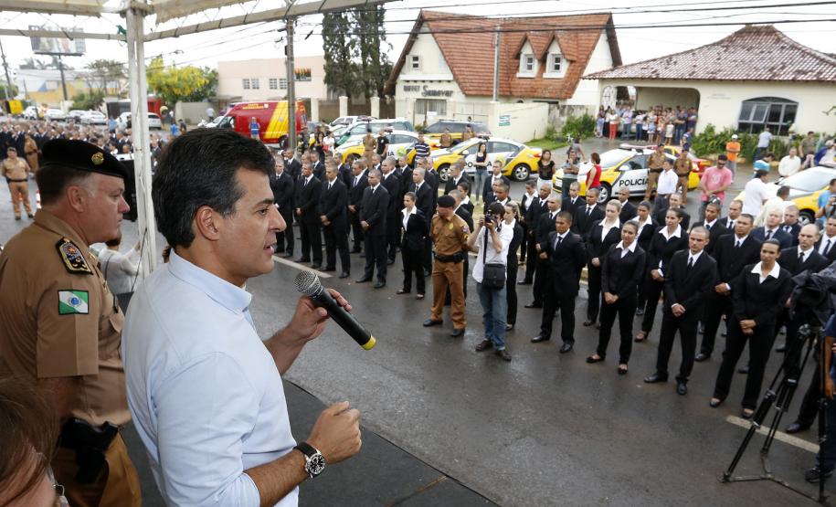 LONDRINA. Governador Beto Richa recebe em Londrina, 400 novos policiais que atuarão no próprio município e em Jacarezinho, Apucarana, Rolândia, Cornélio Procópio, Ivaiporã e Arapongas. Na solenidade foram apresentados, também, os 26 novos bombeiros para Londrina e Maringá.Londrina, 20/11/2013.Foto: Arnaldo Alves/ANPr