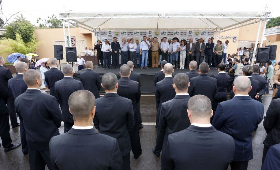 LONDRINA. Governador Beto Richa recebe em Londrina, 400 novos policiais que atuarão no próprio município e em Jacarezinho, Apucarana, Rolândia, Cornélio Procópio, Ivaiporã e Arapongas. Na solenidade foram apresentados, também, os 26 novos bombeiros para Londrina e Maringá.Londrina, 20/11/2013.Foto: Arnaldo Alves/ANPr